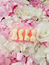 Load image into Gallery viewer, Turning body wax melt shapes Different colours and fragrances available
