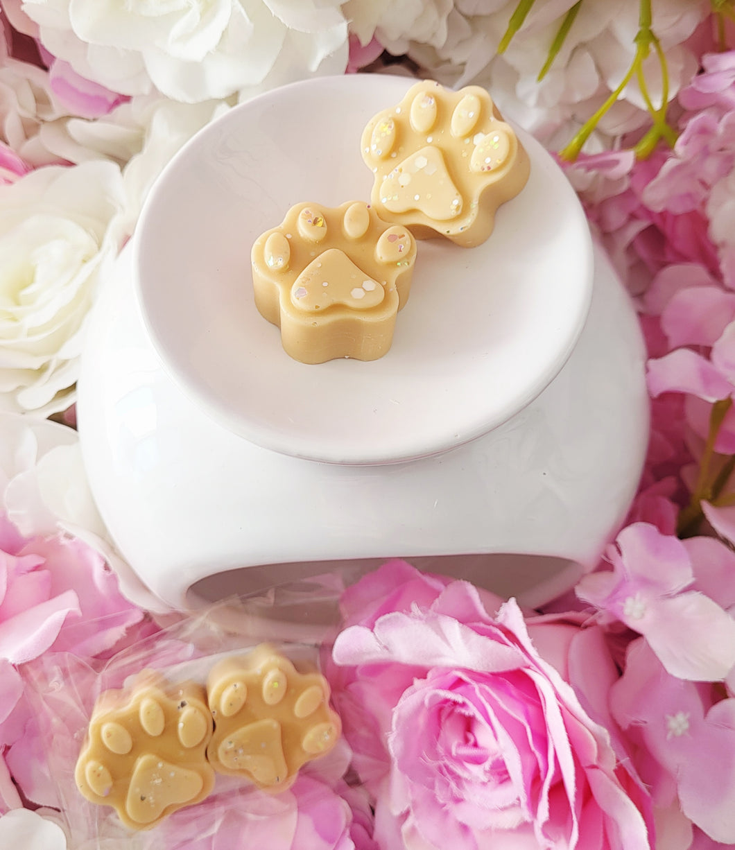 Gold wax melt paw print shapes in salted caramel popcorn fragrance