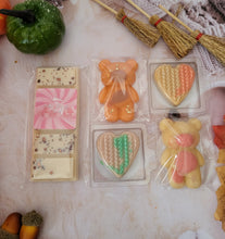 Load image into Gallery viewer, £5 Autumn wax melt box .. wax melt bar and shapes
